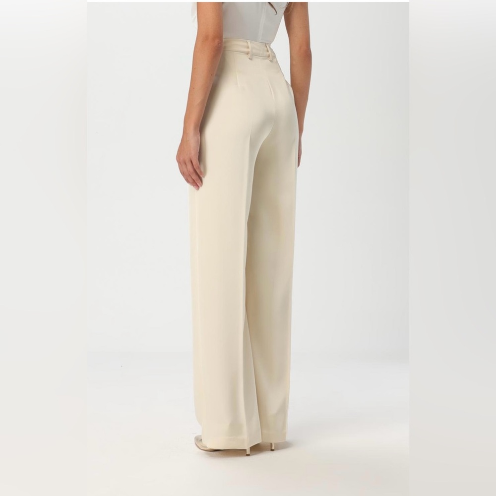 The limited stretch women’s size 4 short wide leg trousers with belt fully lined